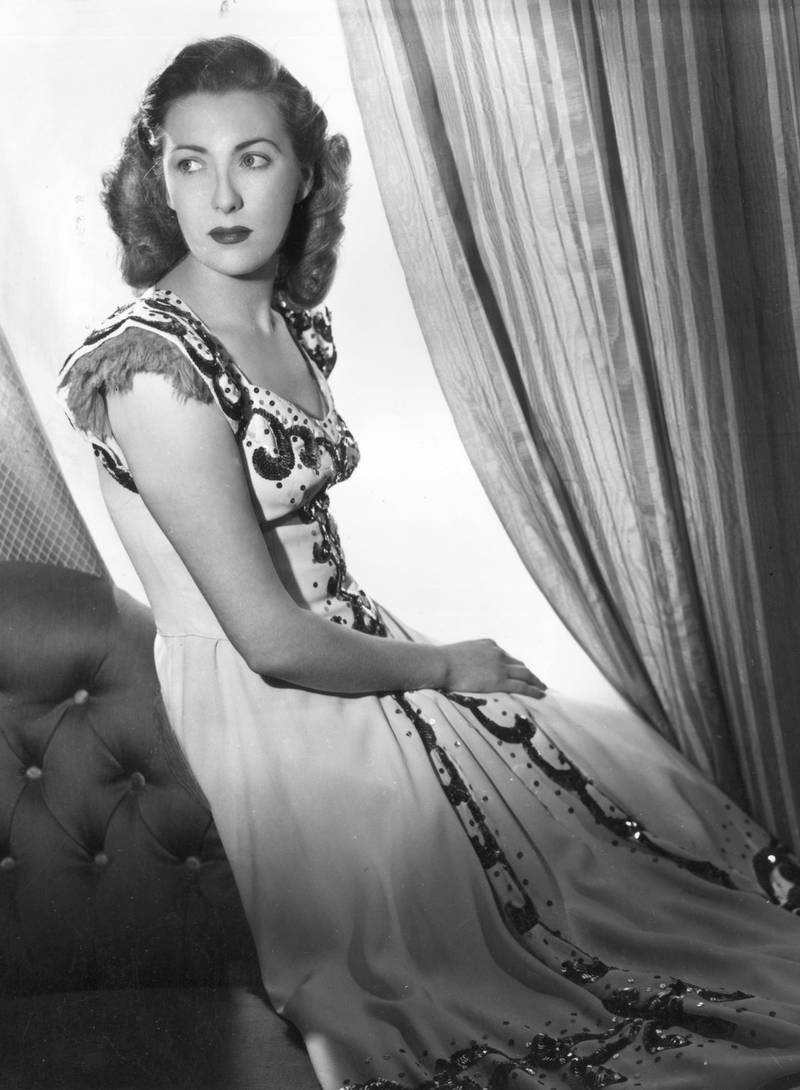 circa 1940:  Dame Vera Lynn in a studio portrait.  (Photo by Denis De Marney/Getty Images)
