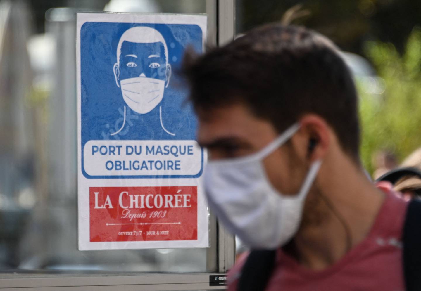 A pedestrian in Lille, France in 2020. From December 31, 2021, mask-wearing in France is mandatory again to prevent the spread of Covid-19. AFP