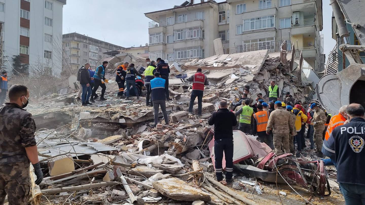 Türkiye’de 5.6 büyüklüğündeki deprem binaların çökmesine neden oldu