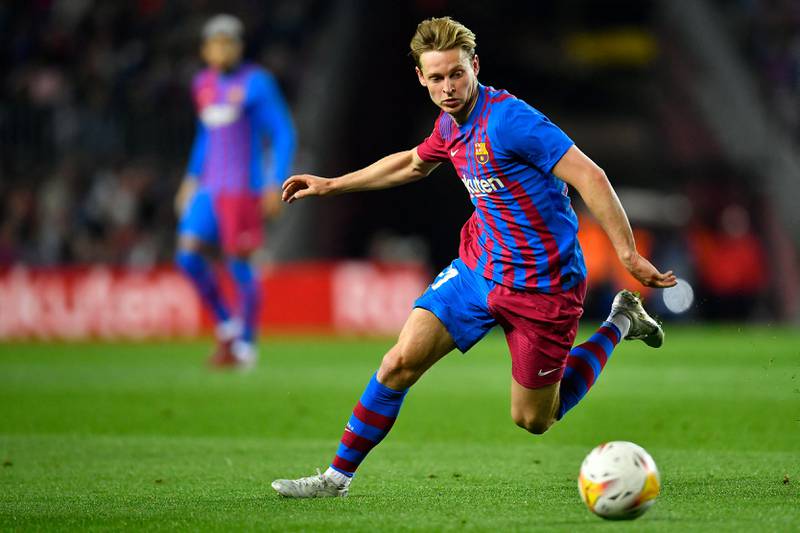 Barcelona's Dutch midfielder Frenkie De Jong goes for the ball during the Spanish League football match between FC Barcelona and RCD Mallorca at the Camp Nou stadium in Barcelona on May 1, 2022.  (Photo by Pau BARRENA  /  AFP)