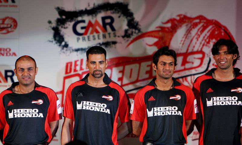 Indian cricketer and captain of IPL's Delhi Daredevils team Virender Sehwag (L) poses with Bollywood Actor Akshay Kumar (2L) ,teammates and Pakistani cricketers Shoaib Malik (2-R) and Mohammad Asif (R) during a press meet in New Delhi on March 31, 2008. The IPL (India premiere leaugue) -brainchild of the Board of Contol for Cricket in India (BCCI) featuring eight franchised city-based teams drawn from a star cast of cricket's top players, will be held over 44 days in 12 Indian cities from April 18.  AFP PHOTO/MANAN VATSYAYANA (Photo by MANAN VATSYAYANA / AFP)