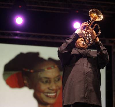 (FILES) This file photo taken on November 15, 2008 shows South African jazz great Hugh Masekela performing a mournful solo of one her songs, as hundreds of people paid their last respects in Johannesburg to music legend and anti-apartheid activist Miriam Makeba.
South African jazz legend Hugh Masekela has died aged 78, his family announced on January 23, 2018, triggering an outpouring of tributes to his music, his long career and his anti-apartheid activism. / AFP PHOTO / ALEXANDER JOE