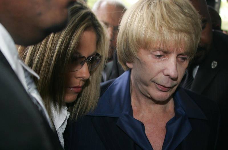 Music producer Phil Spector arrives with wife Rachelle Short (L) at Los Angeles Superior Court  during the jury selection phase of his  murder trial, in Los Angeles, California 16 April 2007. The trial of the pioneering rock producer comes more than four years after actress Lana Clarkson was found shot to death at Spector’s mansion. Prosecutors say Spector, famed for his work with The Beatles, Tina Turner and The Ronettes, killed Clarkson after meeting her for the first time only hours earlier at the Hollywood nightclub where she worked as a hostess. AFP PHOTO / ROBYN BECK (Photo by ROBYN BECK / AFP)