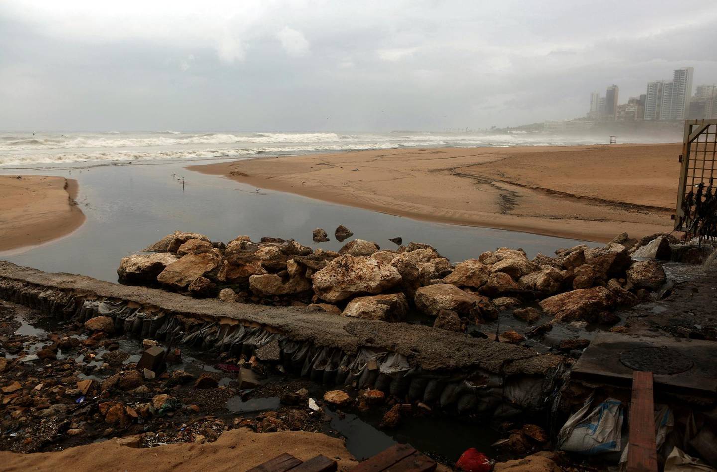 Sewage water pours into the sea at Beirut's public beach, Ramlet al-Baida, on January 5, 2016. AFP PHOTO / PATRICK BAZ / AFP PHOTO / PATRICK BAZ