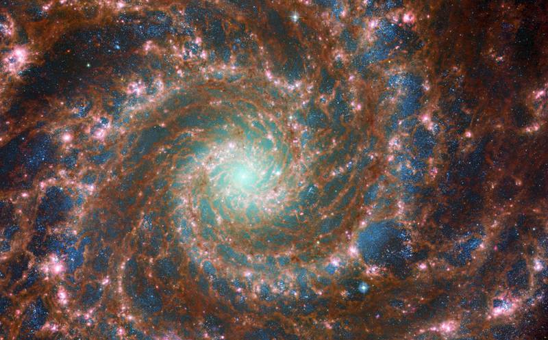 Zdjęcie Galaktyki Widmo wykonane przez Kosmiczny Teleskop Jamesa Webba wraz z danymi z Kosmicznego Teleskopu Hubble'a.  ESA/sieć