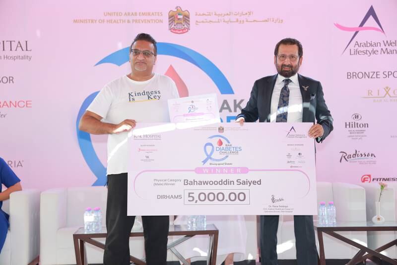 Bahawooddin Saiyed gets his award from Dr Raza Siddiqui, executive director of RAK Hospital. Photo: RAK Diabetes Challenge 2022