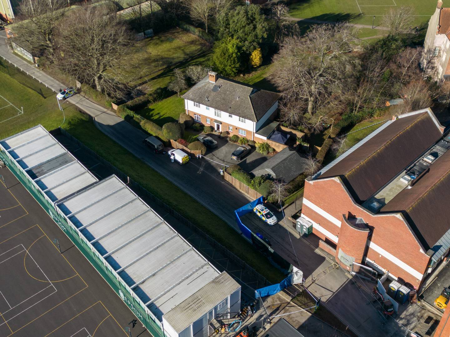 Un cordon de police autour de la maison du directeur dans l'enceinte de l'école.  Getty Images