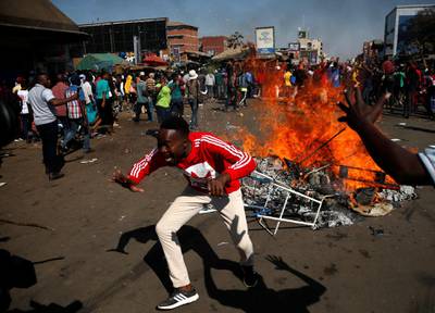 Supporters of the opposition Movement for Democratic Change party (MDC) of Nelson Chamisa react as they block a street in Harare, Zimbabwe, August 1, 2018. REUTERS/Siphiwe Sibeko