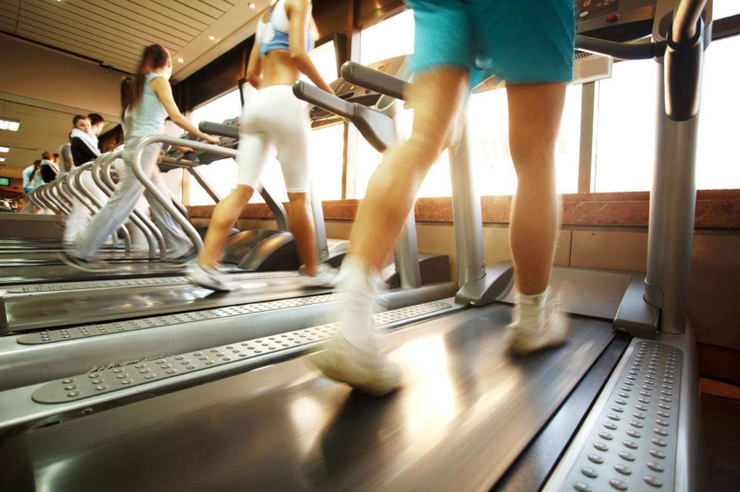 Personnes Marchant Sur Le Tapis Roulant Dans Une Salle De Sport (Istockphoto.com)