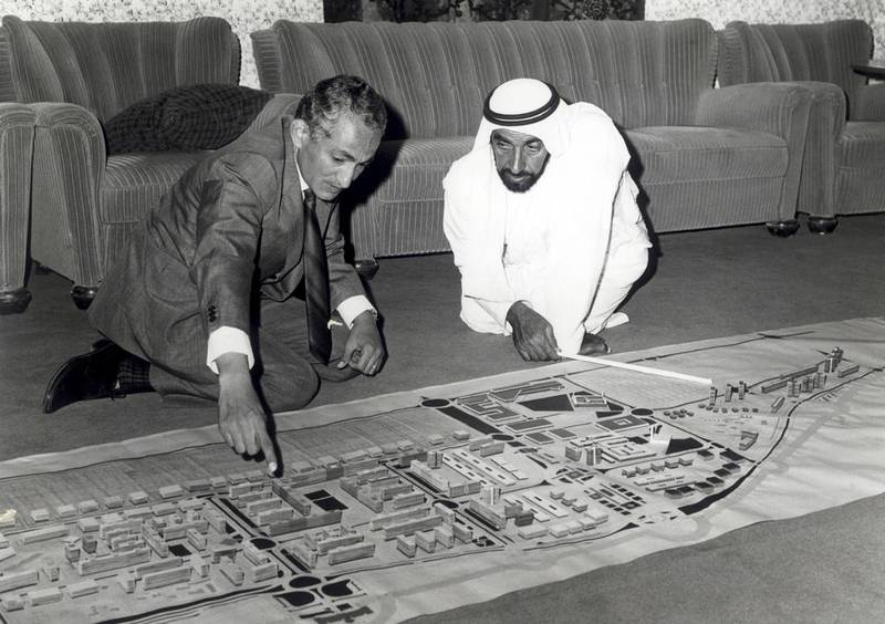 Dr Abdulrahman Makhlouf points out to Sheikh Zayed one of the features of the design for Abu Dhabi. Courtesy National Centre for Documentation and Research 