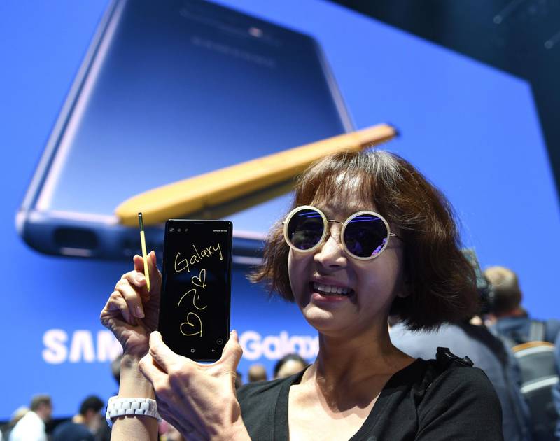 Media gather around as Samsung unveils the  Galaxy Note 9 during an Unpacked event at the Barclays Center in the New York City borough of Brooklyn August 9, 2018 (Photo by TIMOTHY A. CLARY / AFP)