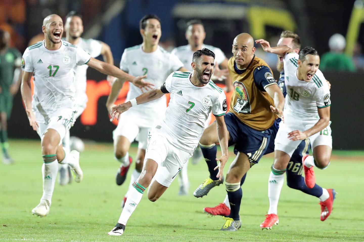 epa07717602 Algeria's Riyad Mahrez  (C) celebrates scoring the winning goal with his team during the 2019 Africa Cup of Nations (AFCON) Semi final soccer match between Algeria and Nigeria in Cairo Stadium in Cairo, Egypt, 14 July 2019.  EPA/KHALED ELFIQI
