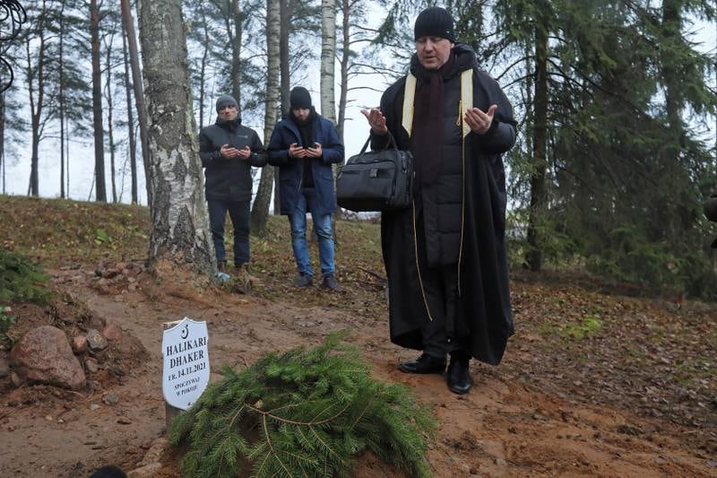 Polish Muslims bury a stillborn child in Bohoniki's graveyard. Photo: EPA