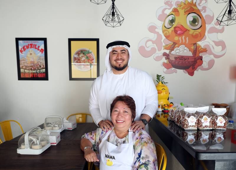 Dubai, Vereinigte Arabische Emirate - 17. August 2019: Mutter und Sohn eröffnen ein thailändisches Restaurant: Mohamed Abedin, Emirati, und seine thailändische Mutter, Amena Rakkuson.  Samstag, 17. August 2019. JVC, Dubai.  Chris Whiteoak / The National