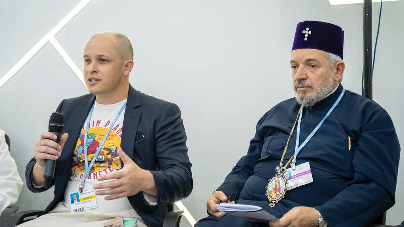 James Sternlicht, co-founder of The Peace Department, and Archbishop Seraphim Kykkotis of the Greek Orthodox Church at a meeting of multi-faith leaders at Cop27. Photo: Israeli Pavilion