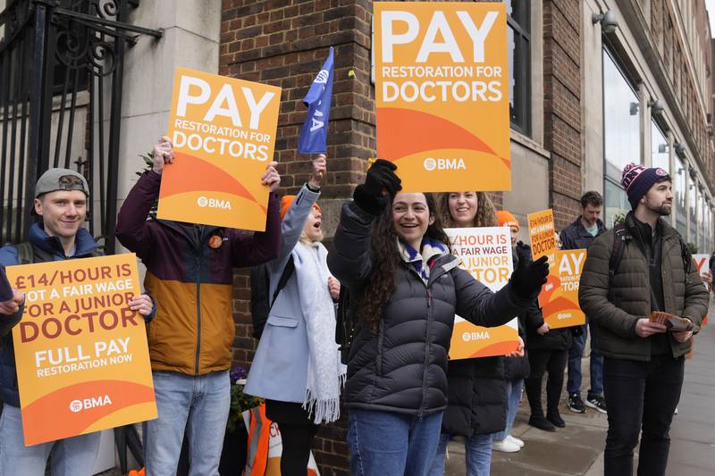 Jungärzte streiken im März vor dem St. Mary's Hospital in London.  AP