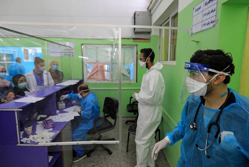 Palestinian medics work at al-Shifa Hospital amid a spike in coronavirus cases, in Gaza City on April 7, 2021. / AFP / MAHMUD HAMS
