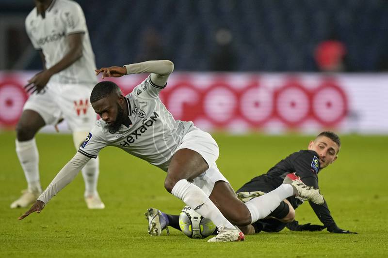 Reims' Marshall Munetsi, left, is challenged by PSG's Marco Verratti. AP Photo