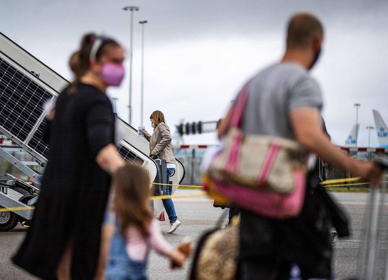Passengers board on Easyjet airplane at the Amsterdam-Schiphol Airport, The Netherlands, on  July 1, 2020.  EasyJet airlines resume flights to and from Amsterdam-Schiphol Airport after a period of no flying due to the coronavirus. - Netherlands OUT
 / AFP / ANP / Remko DE WAAL
