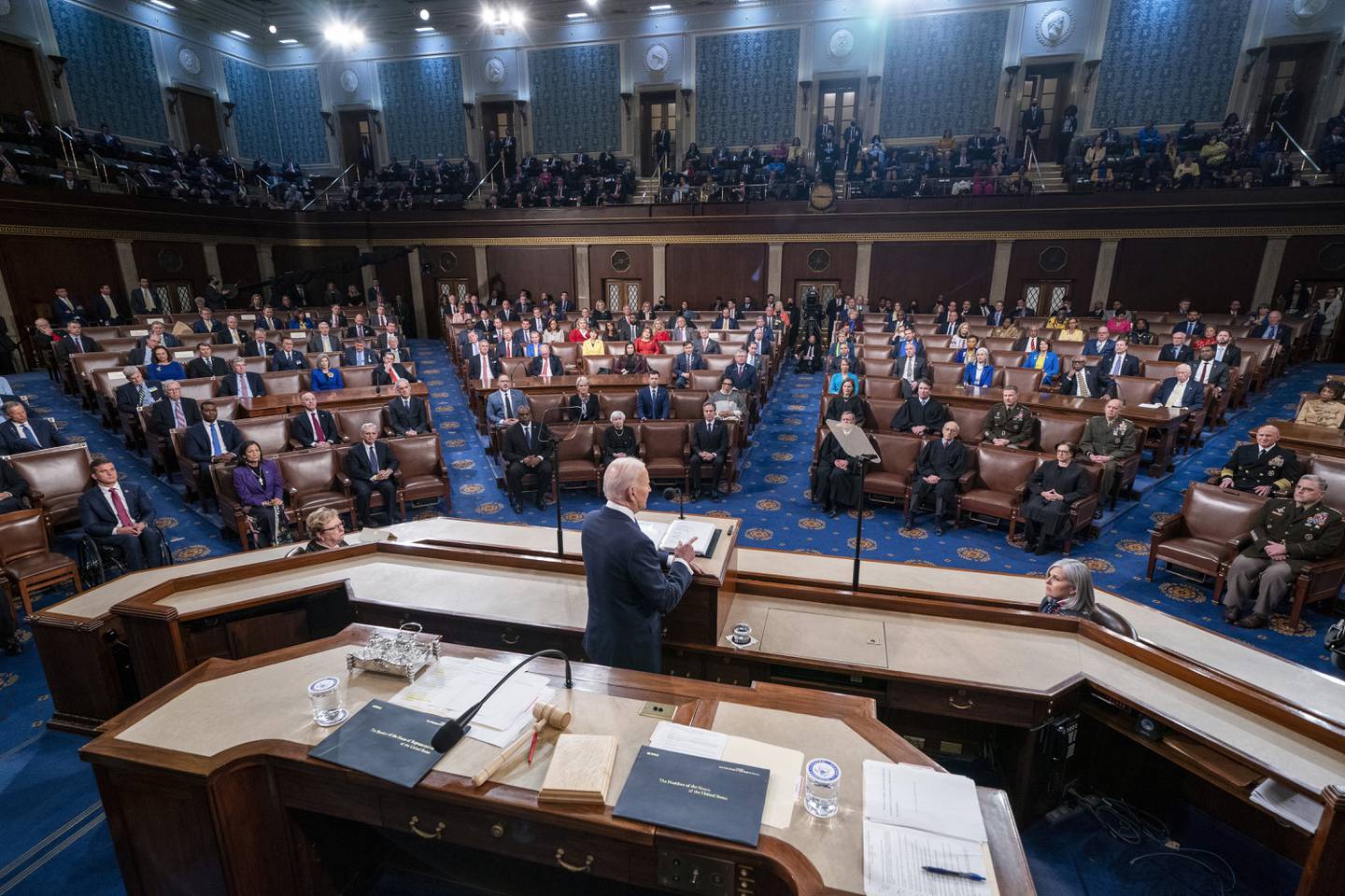 Präsident Joe Biden hält am 1. März 2022 seine Rede zur Lage der Nation vor einer sozial distanzierten gemeinsamen Sitzung des Kongresses im Kapitol. AP