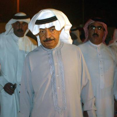 Bahraini Prime Minister, Shaikh Khalifa bin Salman Al Khalifa (C) listens to a breifing of rescue teams 31 March 2006 - after a  ferry carrying up to 150 people sank  off the coast of Bahrain. A total of 44 bodies have so far been recovered from the site, Interior Minister Sheik Rashid bin Abdulla Al Khalifa said.  AFP PHOTO / Adam JAN (Photo by ADAM JAN / AFP)