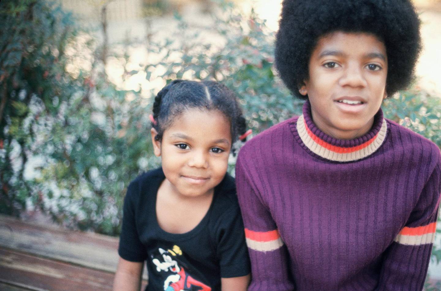 LOS ANGELES - DECEMBER 18:  Michael Jackson and his sister Janet pose for a photo at their Hollywood Hills home on December 18 1972 in Los Angeles, California. (Photo by Michael Ochs Archive/Getty Images)