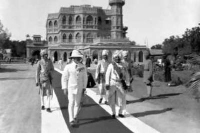 November 11, 1921, INDIA: The Prince of Wales' tour of Japan and India. The Maharajah Regent (right) - Sir Pertub Singh - returning with a British official from the palace after his visit to the Prince of Wales. PAREF al28AU-cover 28/08/08