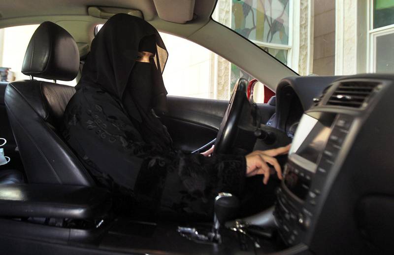 FILE PHOTO: A woman drives a car in Saudi Arabia October 22, 2013. REUTERS/Faisal Al Nasser/File Photo