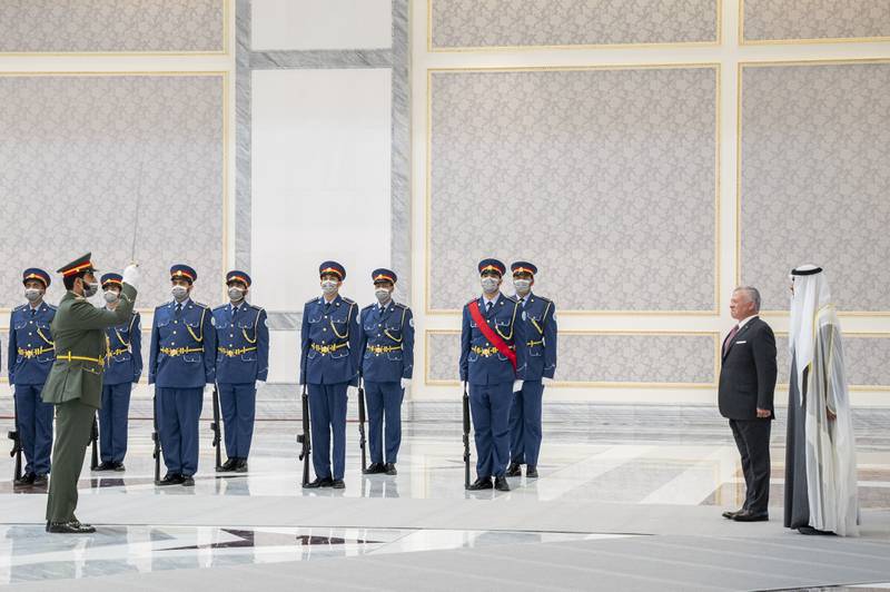 Sheikh Mohamed bin Zayed, Crown Prince of Abu Dhabi and Deputy Supreme Commander of the Armed Forces, and King Abdullah II inspect the honour guard.