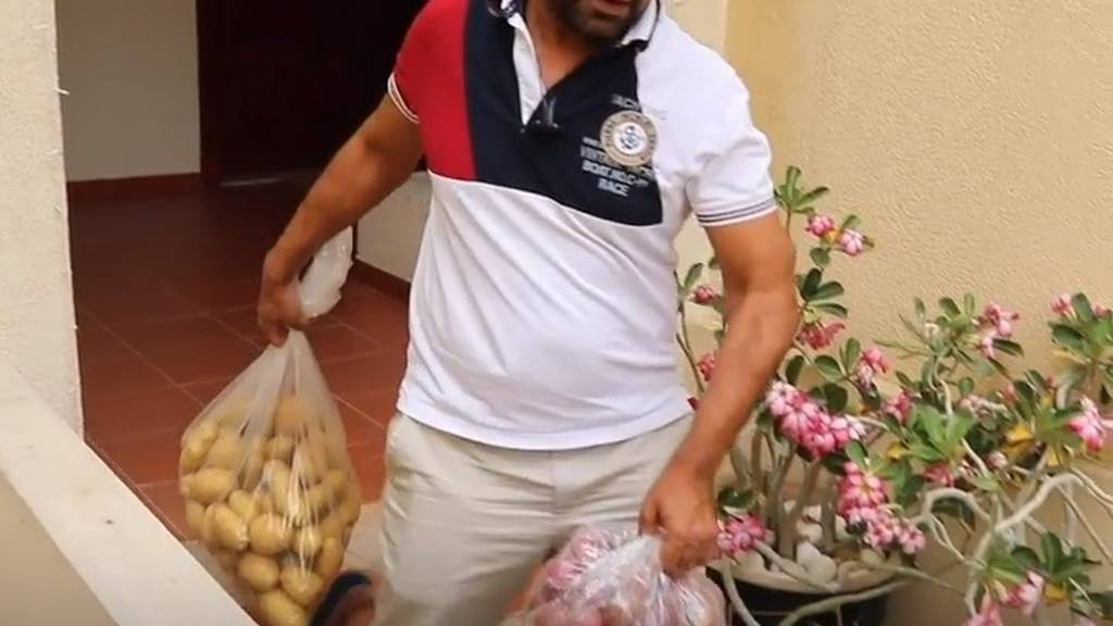 Dubai neighbours deliver food to people in need