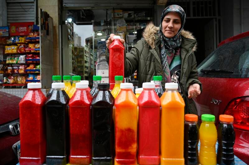 Eine Frau, die Saft auf einer Straße verkauft, wartet während des Ramadan in Beirut auf Kunden.  EPA 