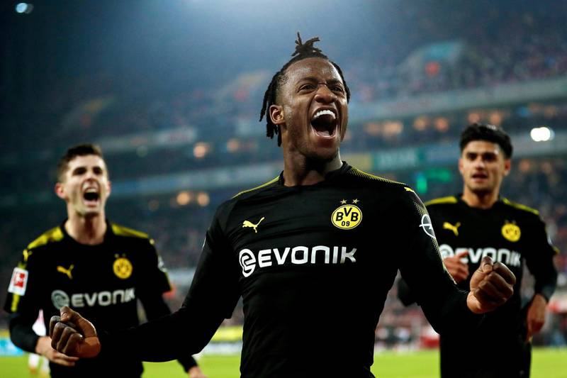 epaselect epa06492831 Dortmund's Michy Batshuayi (C) celebrates with his teammates after scoring the 2-1 lead during the German Bundesliga soccer match between FC Cologne and Borussia Dortmund in Cologne, Germany, 02 February 2018.  EPA/FRIEDEMANN VOGEL EMBARGO CONDITIONS - ATTENTION: Due to the accreditation guidelines, the DFL only permits the publication and utilisation of up to 15 pictures per match on the internet and in online media during the match.