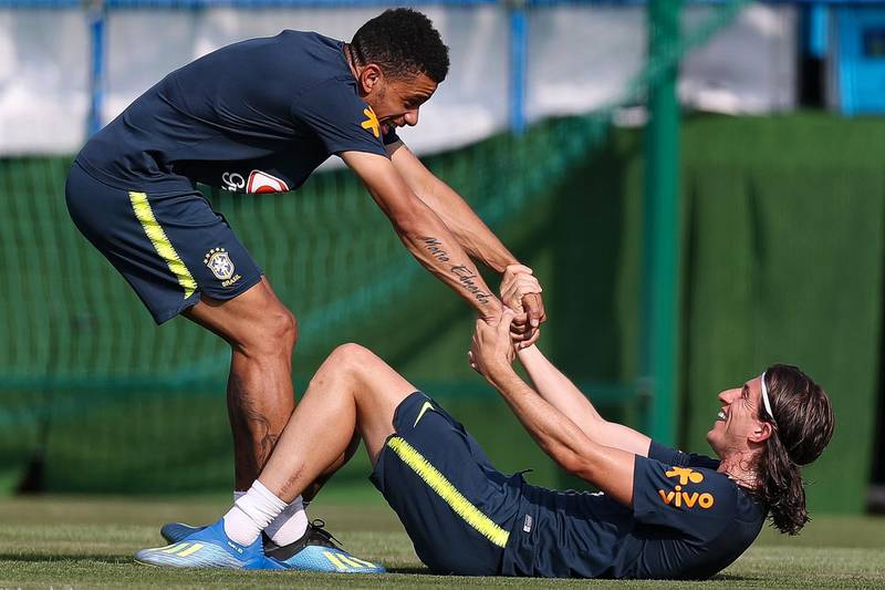 Taison and Filipe Luis of Brazil take part in the session.  Buda Mendes / Getty Images
