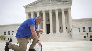 An image that illustrates this article US Supreme Court rules for American football coach looking to pray after games