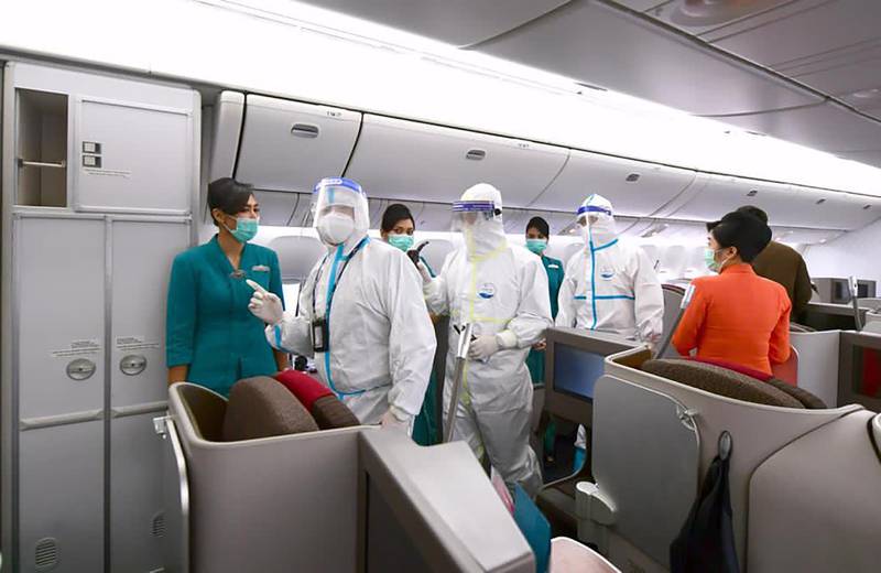 This handout photo taken on December 6, 2020 and released by the Indonesian Presidential Palace shows the medical personnel arriving back with the 1.2 million dosage of Covid-19 vaccine made by Sinovac, on arrival from Beijing at the Jakarta International Airport in Tangerang.
 RESTRICTED TO EDITORIAL USE - MANDATORY CREDIT "AFP PHOTO /Indonesian Presidential Palace " - NO MARKETING - NO ADVERTISING CAMPAIGNS - DISTRIBUTED AS A SERVICE TO CLIENTS
 / AFP / INDONESIAN PRESIDENTIAL PALACE / HANDOUT / RESTRICTED TO EDITORIAL USE - MANDATORY CREDIT "AFP PHOTO /Indonesian Presidential Palace " - NO MARKETING - NO ADVERTISING CAMPAIGNS - DISTRIBUTED AS A SERVICE TO CLIENTS
