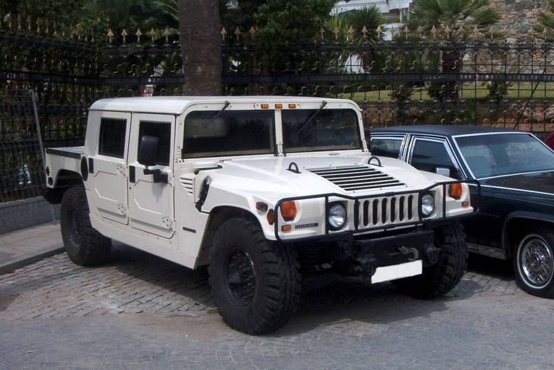 A Hummer H1, looking similar to its army incarnation.