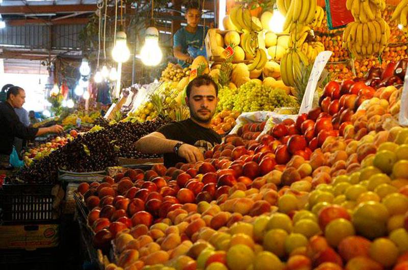 A vendor arranges his goods on display as Muslims shop in preparation for the fasting month of Ramadan, at a popular market in Al Hussein Palestinian refugee camp in Amman July 8, 2013. Ramadan is the holiest month in the Islamic calendar.  REUTERS/Majed Jaber (JORDAN - Tags: FOOD RELIGION SOCIETY)