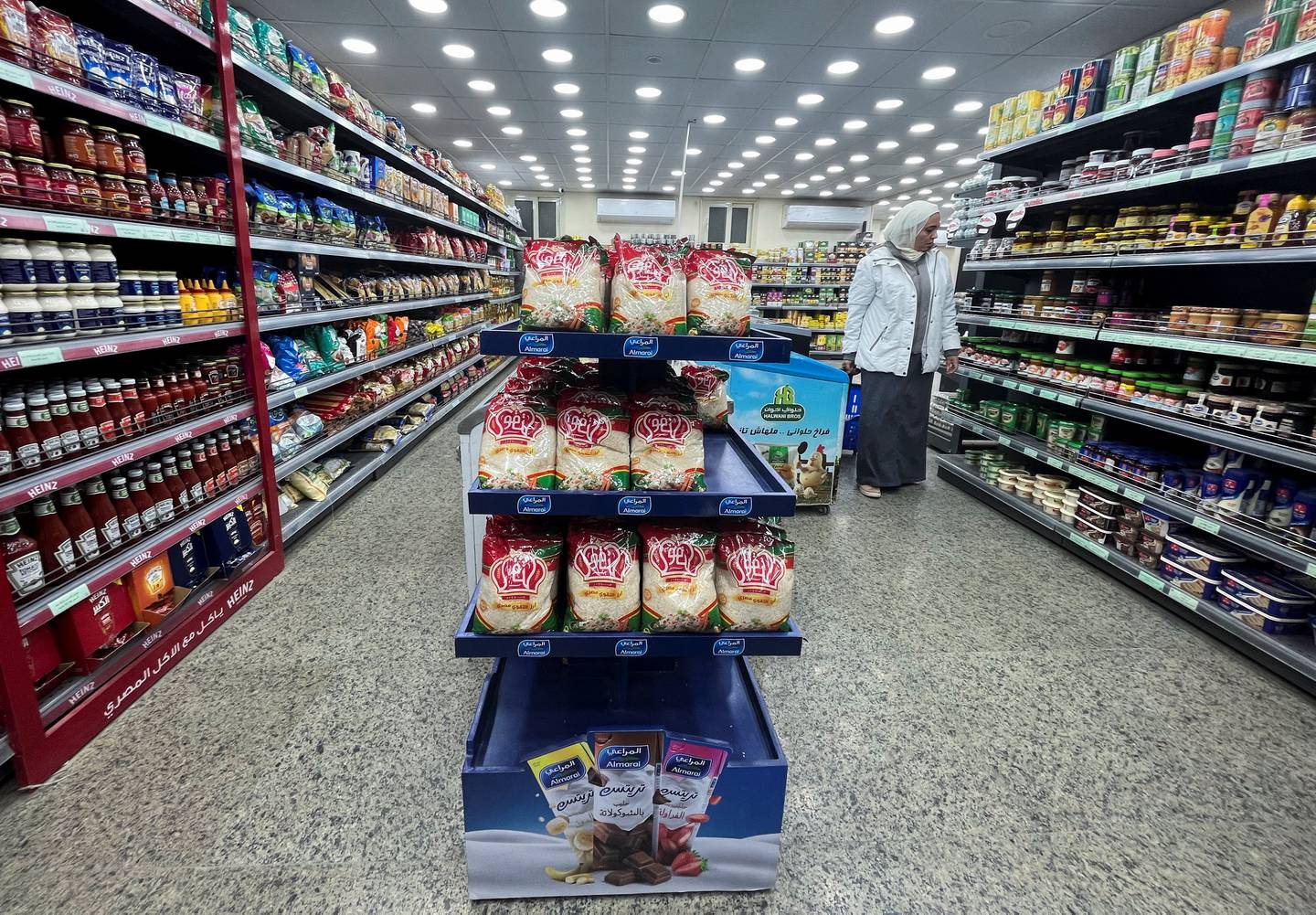 Eine Frau in einem Supermarkt in Kairo einkaufen.  Reuters