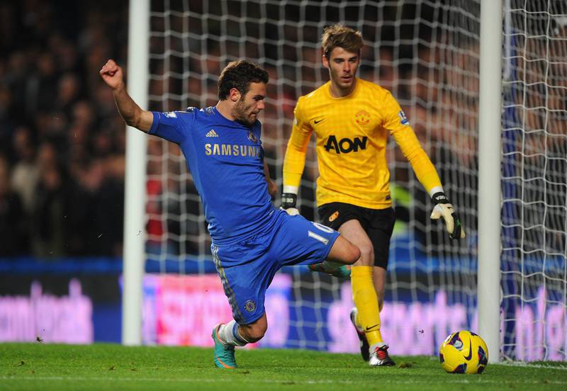 LONDON, ENGLAND - OCTOBER 28:  Juan Mata of Chelsea is closed down by David De Gea of Manchester United during the Barclays Premier League match between Chelsea and Manchester United at Stamford Bridge on October 28, 2012 in London, England.  (Photo by Michael Regan/Getty Images) *** Local Caption ***  154886226.jpg