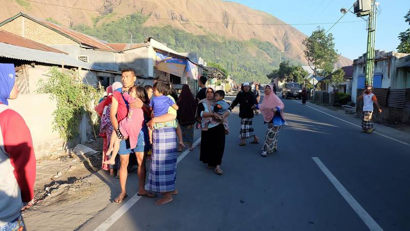 People gather on the streets following an earthquake in Lombok, Indonesia, July 29, 2018 in this picture obtained from social media. Courtesy of Lalu Onank/Social Media via REUTERS THIS IMAGE HAS BEEN SUPPLIED BY A THIRD PARTY. MANDATORY CREDIT. MUST ON SCREEN COURTESY LALU ONANK. NO RESALES. NO ARCHIVES.