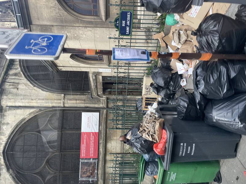 Vor der Kirche Saint-Severin in Paris stapelt sich Müll.  Hayley Skirka / The National