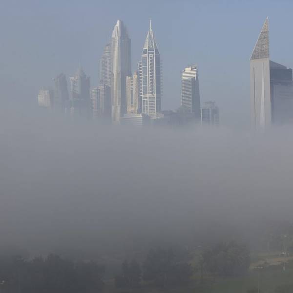 How does fog form in the UAE's desert climate?