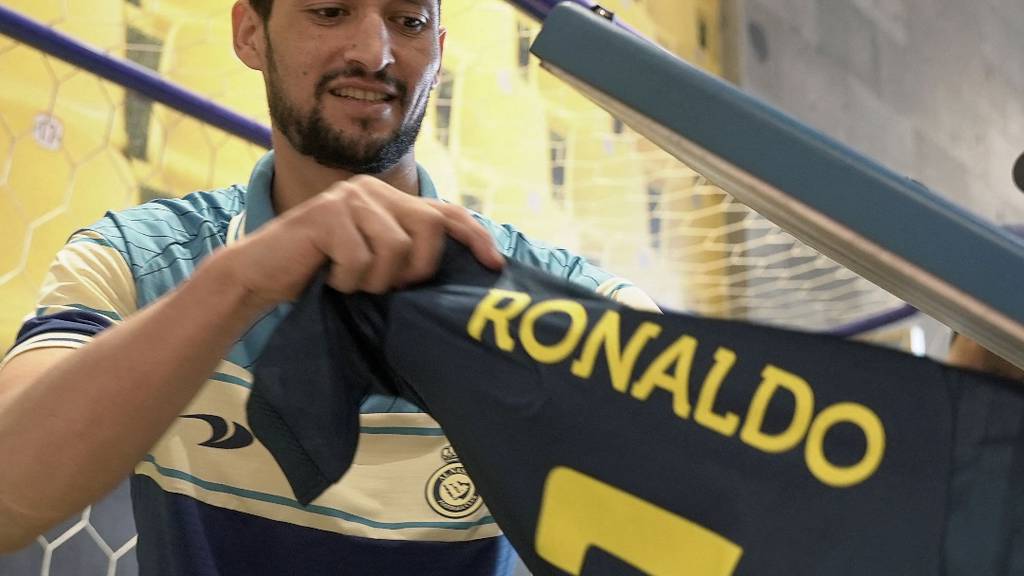 Saudi fans flock to buy Cristiano Ronaldo jersey after Al Nassr deal - in  pictures