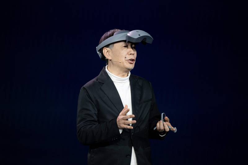 Yoshinori Matsumoto, wiceprezes wykonawczy Sony, przedstawia firmowy zestaw słuchawkowy do rzeczywistości mieszanej na targach CES 2024 w Las Vegas.  Agencja prasowa Francji