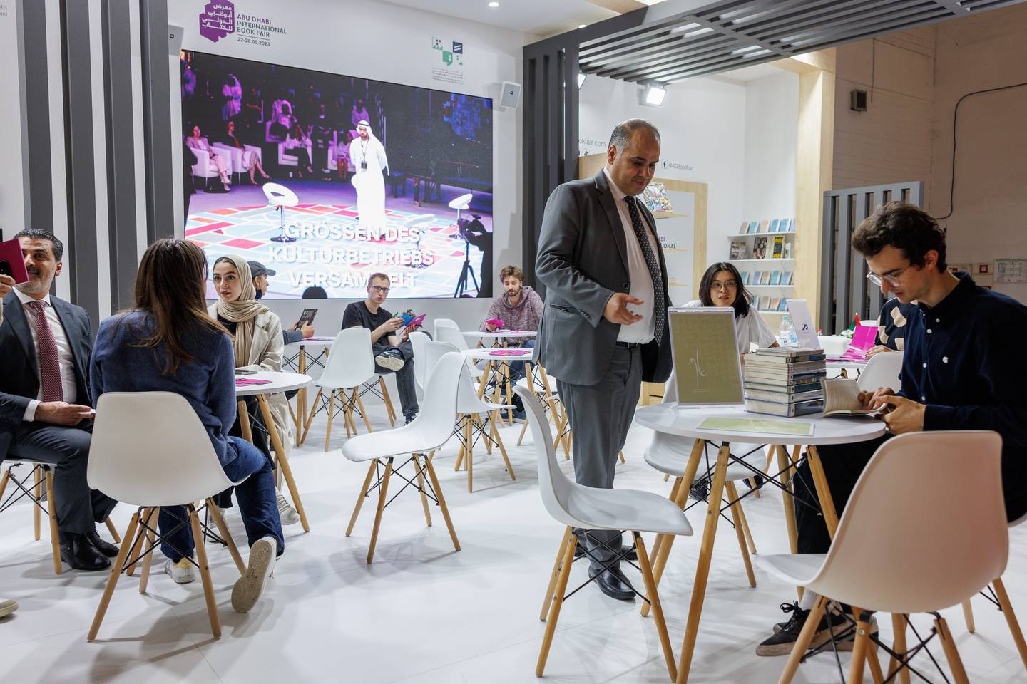 Des rencontres ont lieu en permanence sur le stand du Abu Dhabi Arabic Language Center lors de la Foire internationale du livre de Francfort.  Photo: Centre de langue arabe