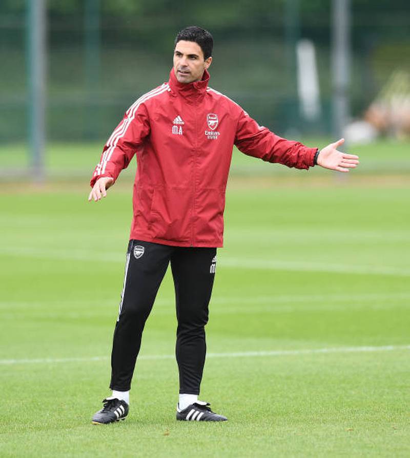 Arsenal manager Mikel Arteta oversees training.
