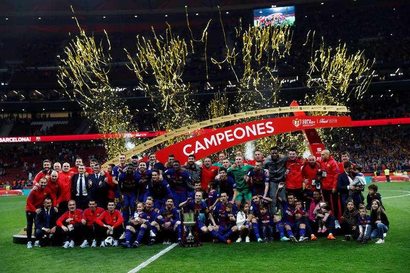 Barcelona players and staff celebrate with the trophy after the match. Juan Medina / Reuters