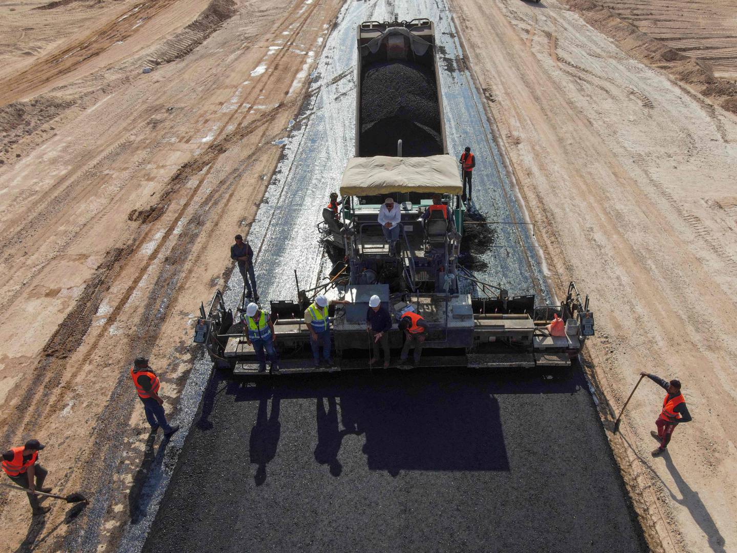 Desert link road from Iraq to Saudi Arabia progresses - in pictures