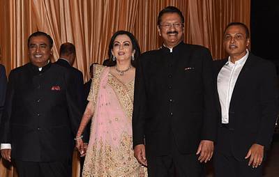 Indian businessman Mukesh Ambani (L) with wife Nita Ambani (2nd L), and father of the groom Ajay Piramal (2nd R) and Anil Ambani (R). Photo: AFP