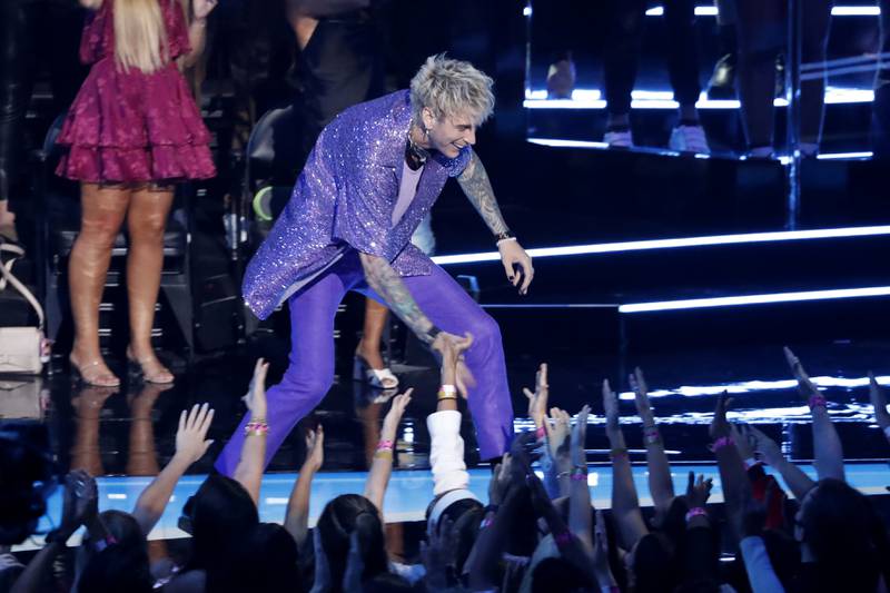 Machine Gun Kelly celebrates with the audience after winning the award for Best Alternative for 'My Ex's Best Friend'. Reuters